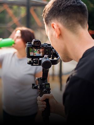 Videograaf met camera filmt persoon - Video