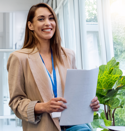 Vrouw kijkt in de camera - contactblok