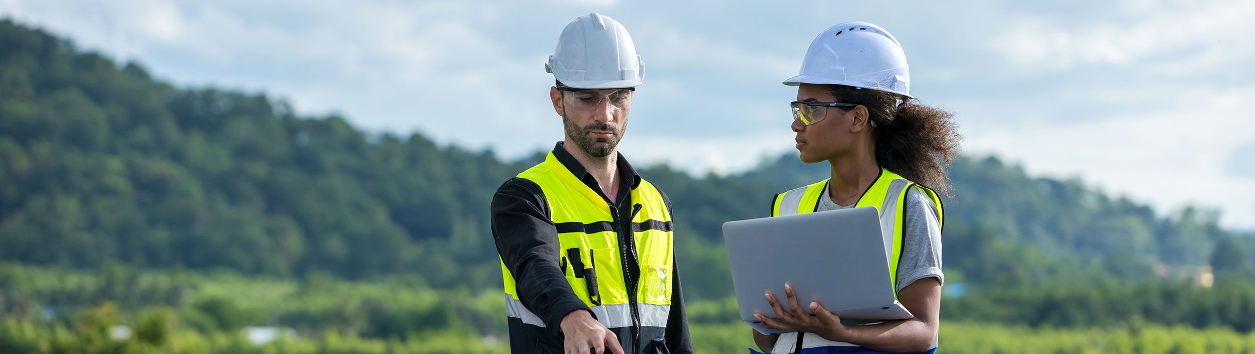 twee engineers werken buiten in het veld samen